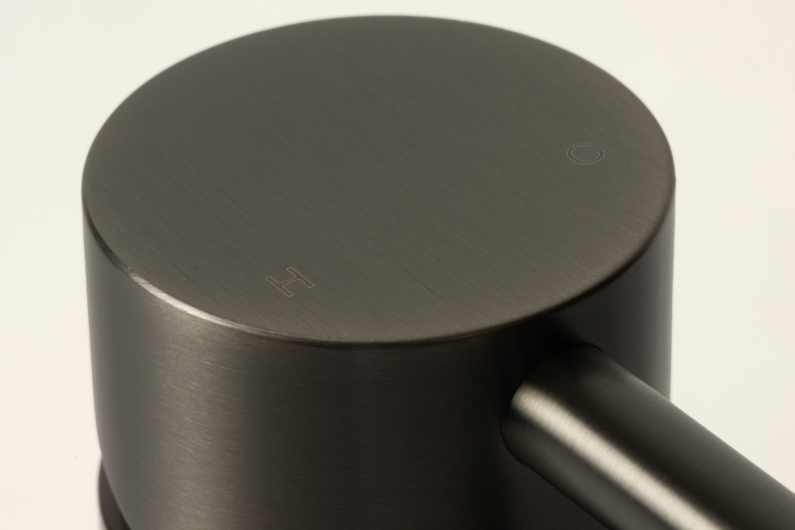 Sani & Co LUNA wastafelkraan Gun Metal bediening detail Detail van gun metal kraan met H en C aanduiding op bediening